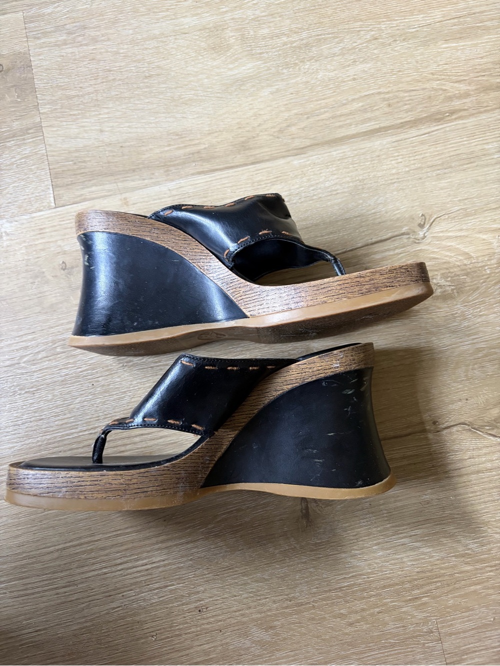 VINTAGE Xappeal Black Wedge Thong Sandals with Wood-Effect Platform